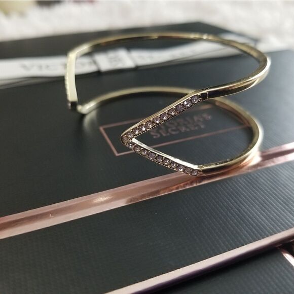 Victoria's Secret Earring and Bracelet Set - Picture 10 of 11